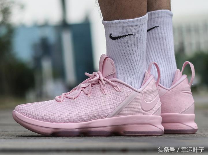 上可在球场厮杀,下可将水泥铲平!说的就是这些“骚粉色”球鞋