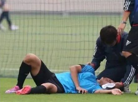 足球常见运动损伤及其急救方法,踢球中遇到的事故和处理方法