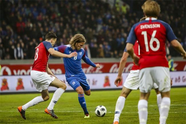 冰岛火山爆发当地人竟还在踢球,冰岛火山爆发人民在踢足球