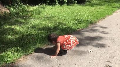 宝宝被自己的影子吓哭，妈妈不要笑，孩子的恐惧你懂得多少？