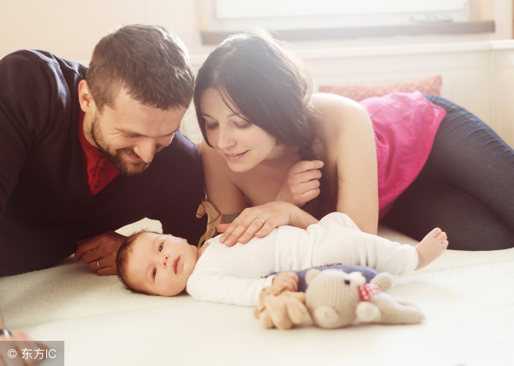 宝宝被自己的影子吓哭，妈妈不要笑，孩子的恐惧你懂得多少？