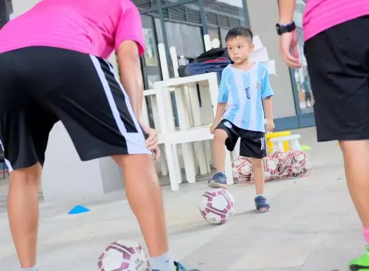 刚刚过去的父亲节，我和孩子在这里踢了一场世界杯