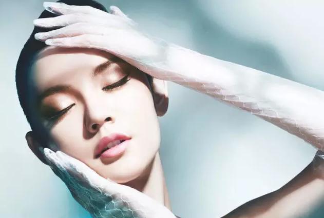 夏季爱出油毛孔大,夏季男生油脂分泌旺盛毛孔堵塞