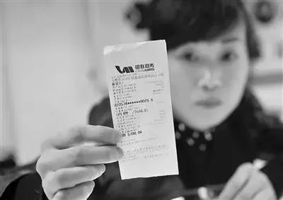 超市小票别扔里面藏有猫腻,超市购物顾客将不要的商品乱扔