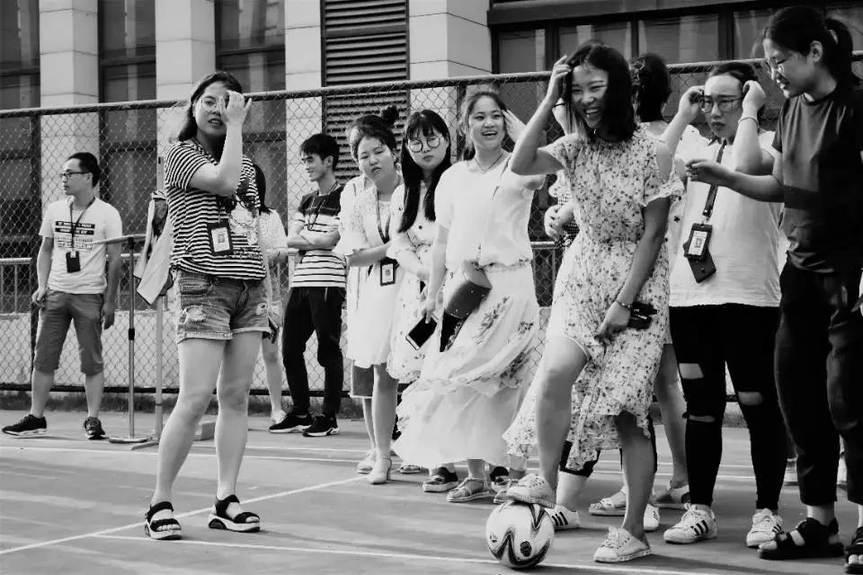 美女踢球裙飞扬双胞胎拍照一样样雪中更显慈母心真实情感放心上