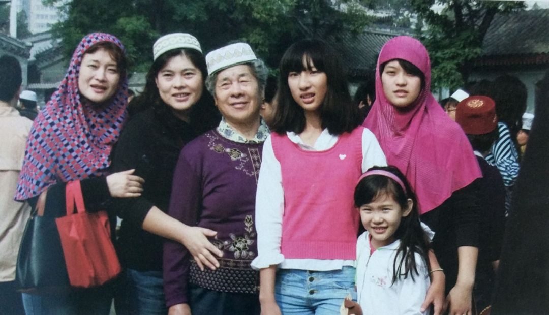 为什么少数民族衣服花里胡哨,为什么少数民族都有服装