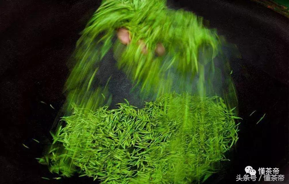 绿茶和红茶哪个容易失眠,绿茶为什么比红茶刺激