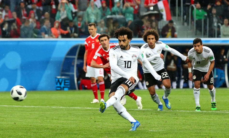 为什么足球穿短袖篮球穿背心,足球运动员为什么要穿两件上衣