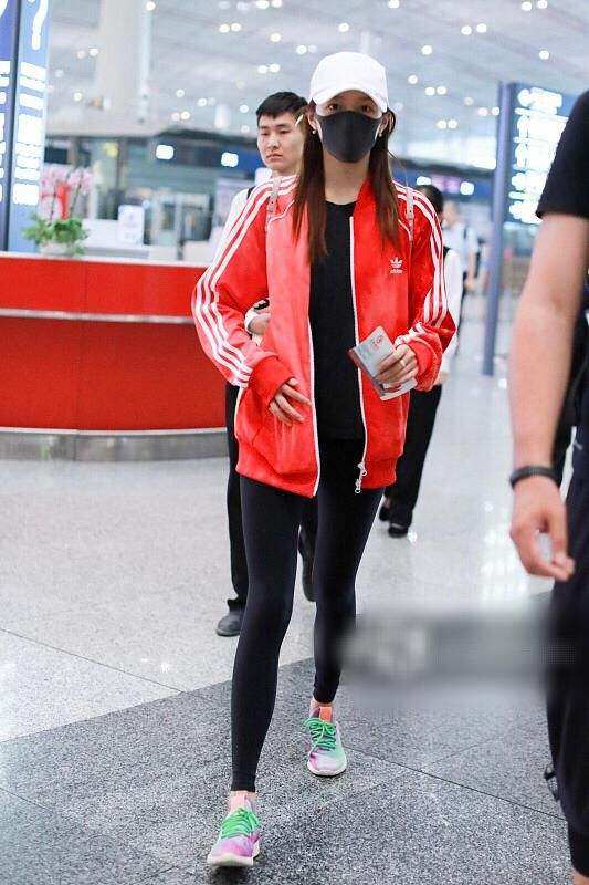 迪丽热巴粉色运动装,杨幂迪丽热巴的衣服