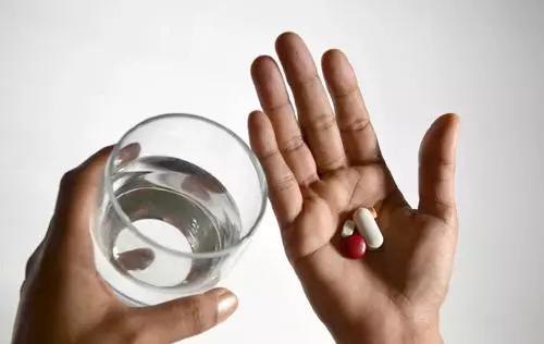 藿香正气水与头孢冲突么,藿香正气水跟退烧药冲突么