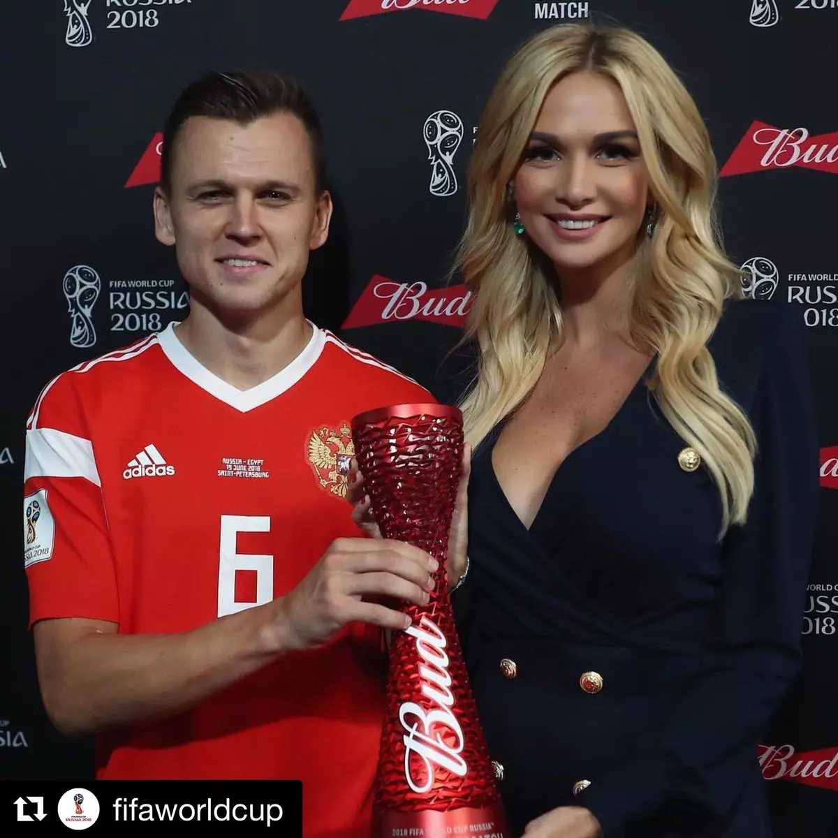 世界杯大使颁奖这身材炸了！丰乳纤腰似芭比娃娃