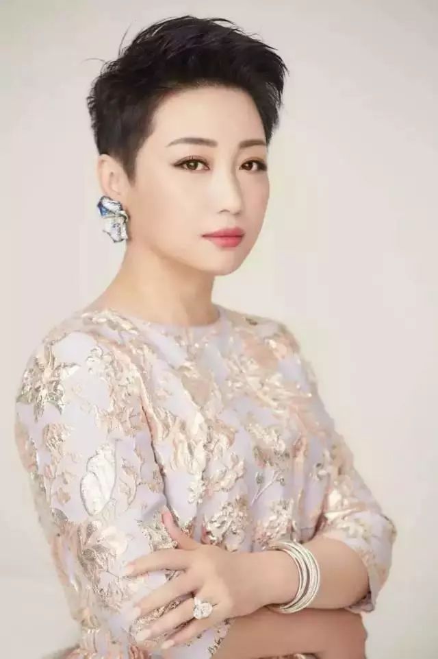 她2年还债8亿,三度把入狱丈夫捧上大陆首富,用一句话惹哭无数人