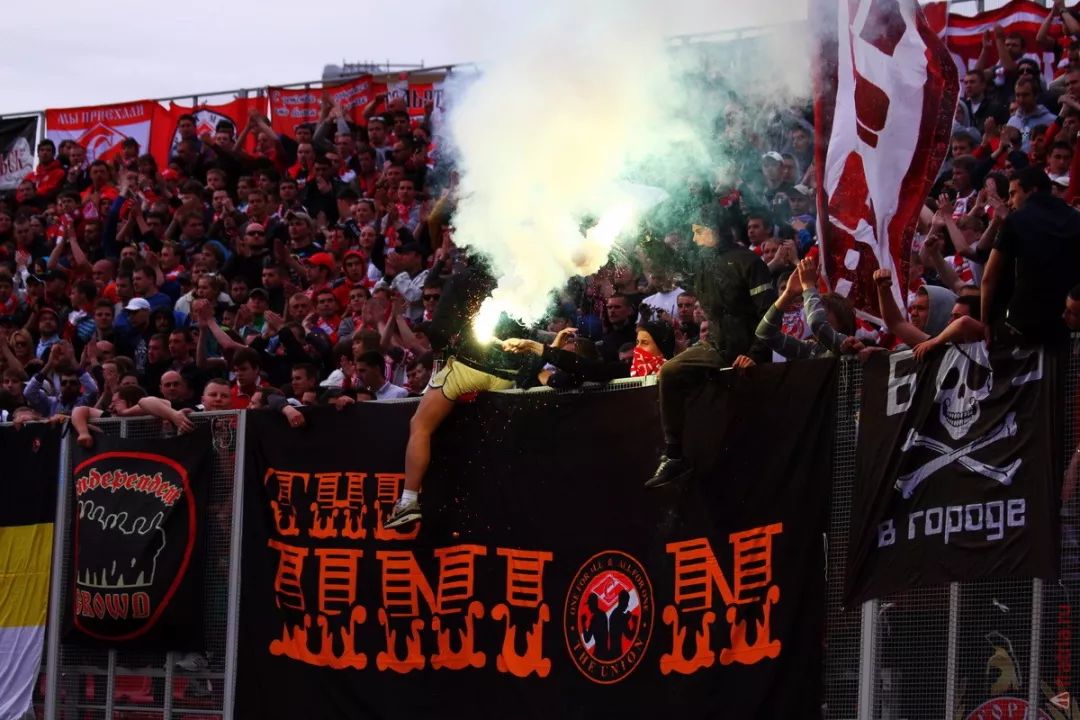 俄罗斯暴打英国足球流氓,俄罗斯足球怎么这么强