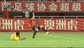 足球场上恐怖的受伤瞬间大腿割伤,足球受伤恐怖瞬间合集