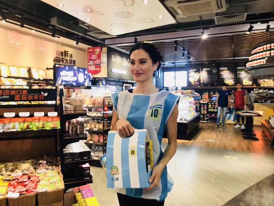 世界杯购物新体验：来伊份零食购物袋一秒变球衣