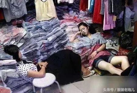 自从开了服装店每天都很晚睡觉,自从开了服装店也学会了针线活