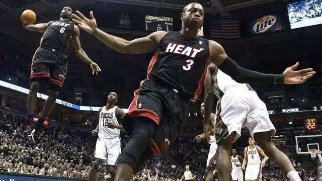 为什么篮球打一会球员就会累，而足球90分钟却无大碍？