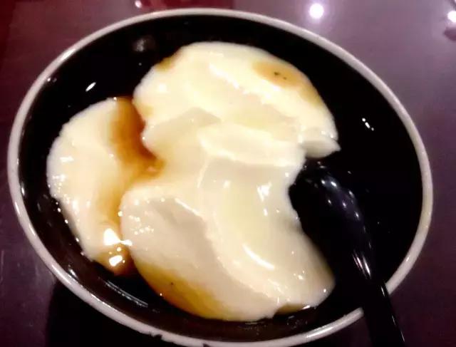 天津传统煎饼果子 (煎饼果子是天津人的小吃)