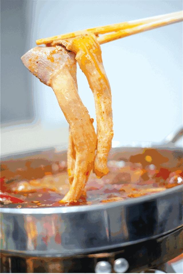 约四川姑娘的时候，你真的很需要一份重口味er的牛油火锅