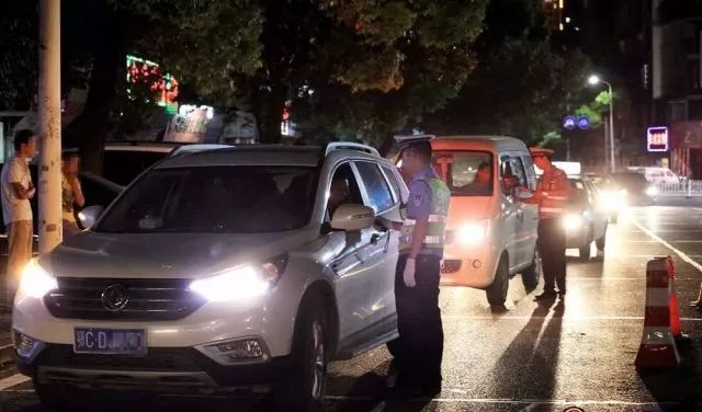 交警推出欧洲杯酒驾套餐,交警严查世界杯酒驾
