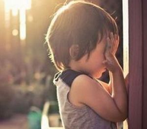 心痛7岁男童11楼坠亡,痛心10岁男孩从24楼跌落在住户家