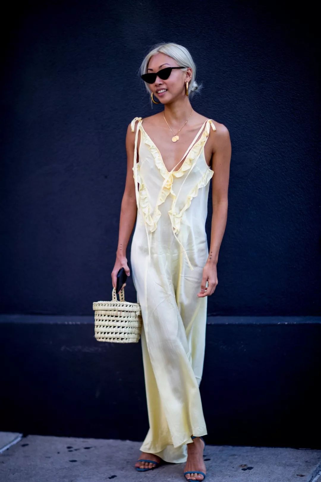 清凉吊带裙穿搭,夏季时尚高级感优雅吊带裙