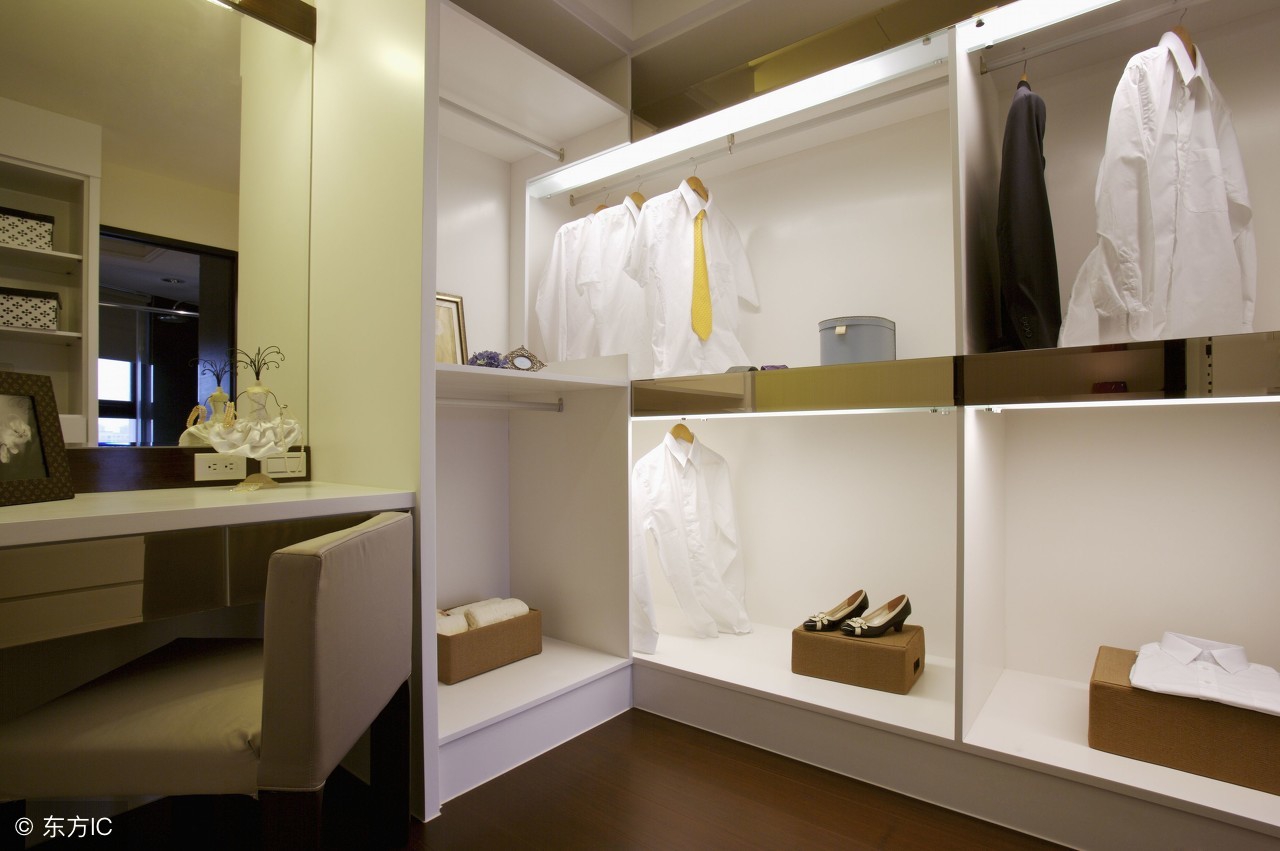 壁橱和衣柜哪个更贵一些,壁橱平开好还是推拉好