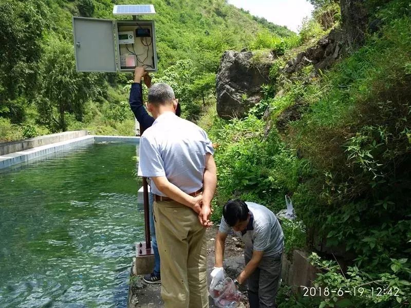 小偷偷钱打赏女主播,男子打赏女主播偷井盖