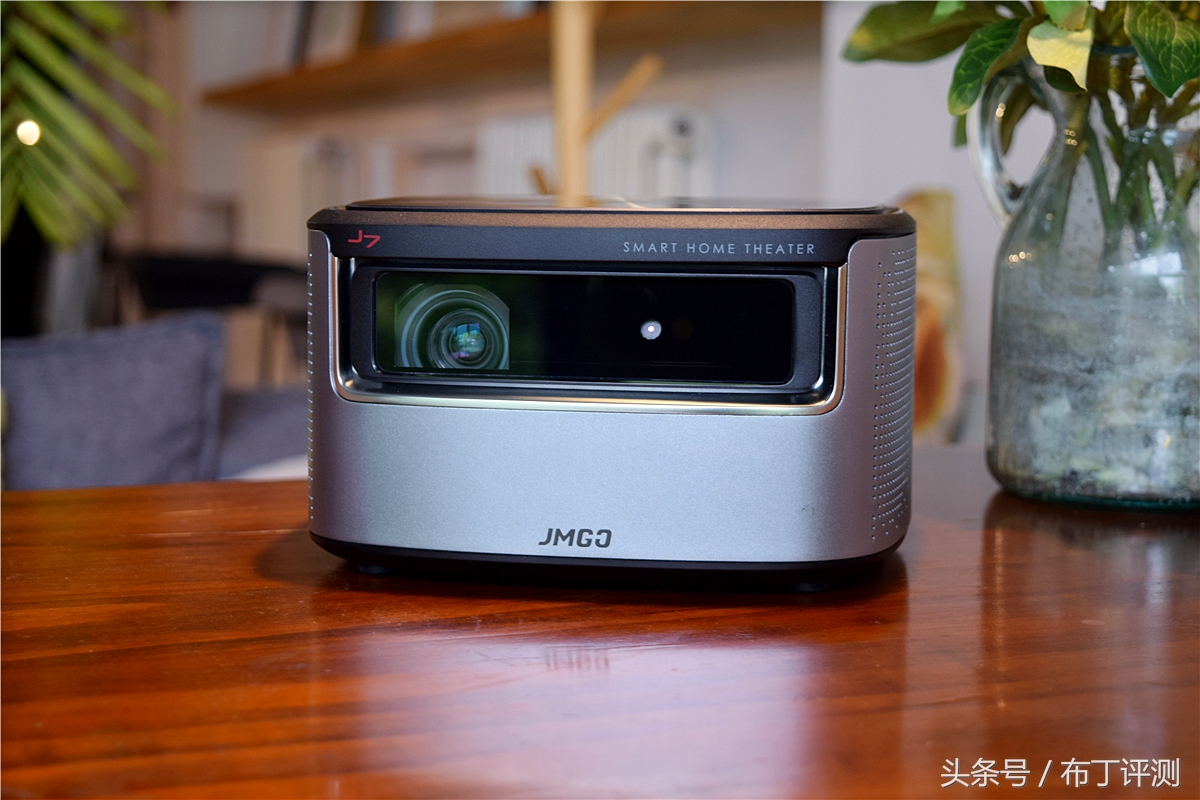 坚果j7s多少流明,坚果j7是长焦还是短焦