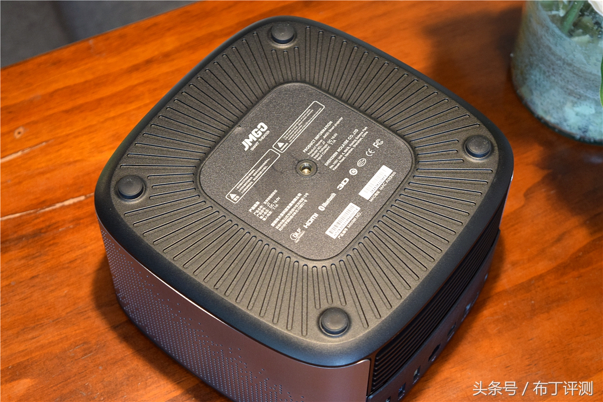 坚果j7s多少流明,坚果j7是长焦还是短焦