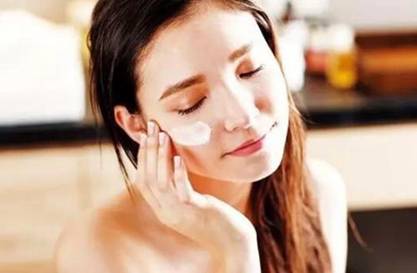 直接涂乳液对皮肤好吗,乳液涂在脸上很油怎么回事