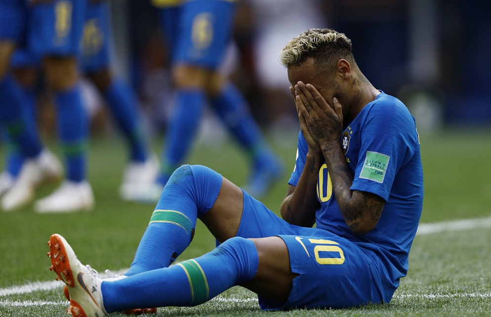 内马尔球袜脚被踢破,内马尔穿黑色球袜