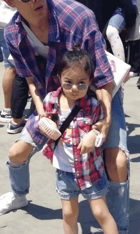 戚哥气场十足,戚薇戚哥白色西装气场十足