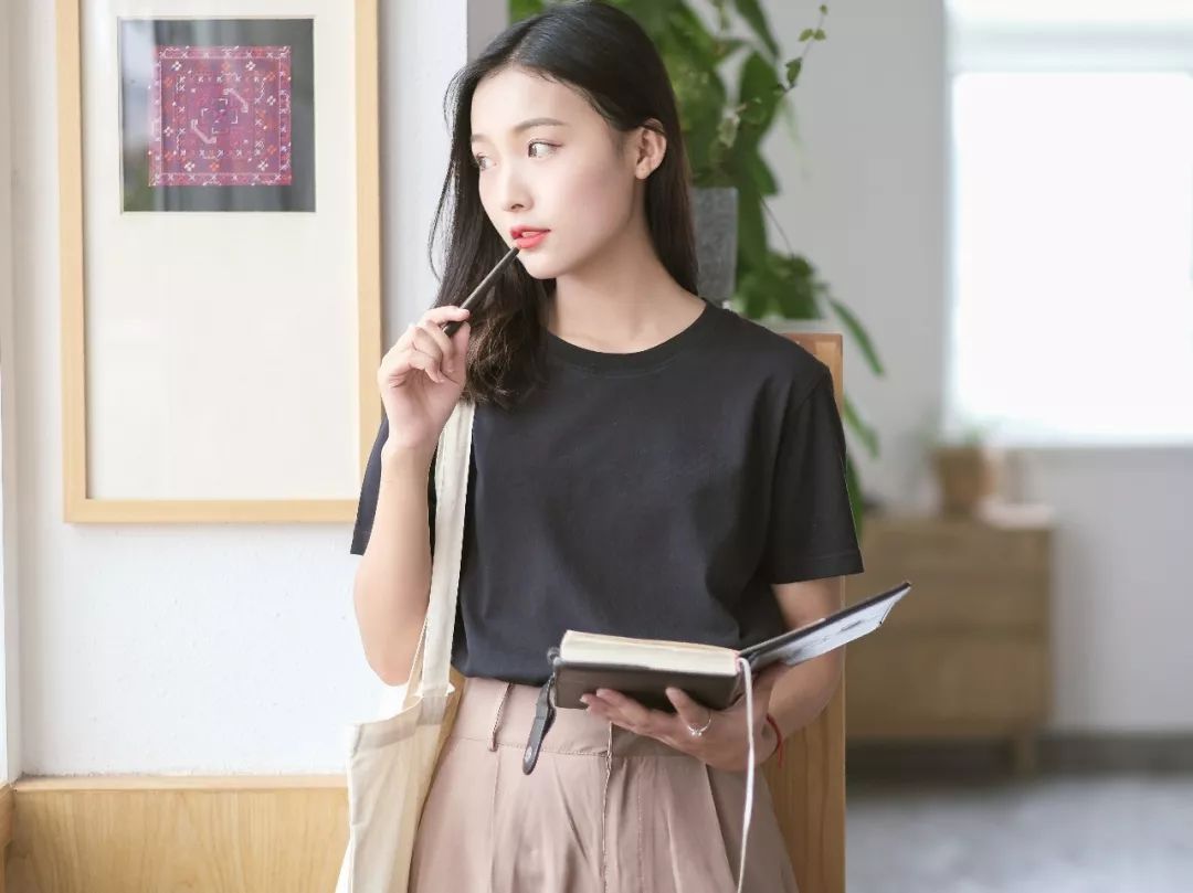 什么颜色的t恤不挑皮肤比较百搭,适合夏天的纯色各种颜色的t恤