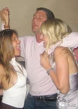 酗酒斗殴被讽母鸡，一小时花8万欧，世界杯史上最牛太太团