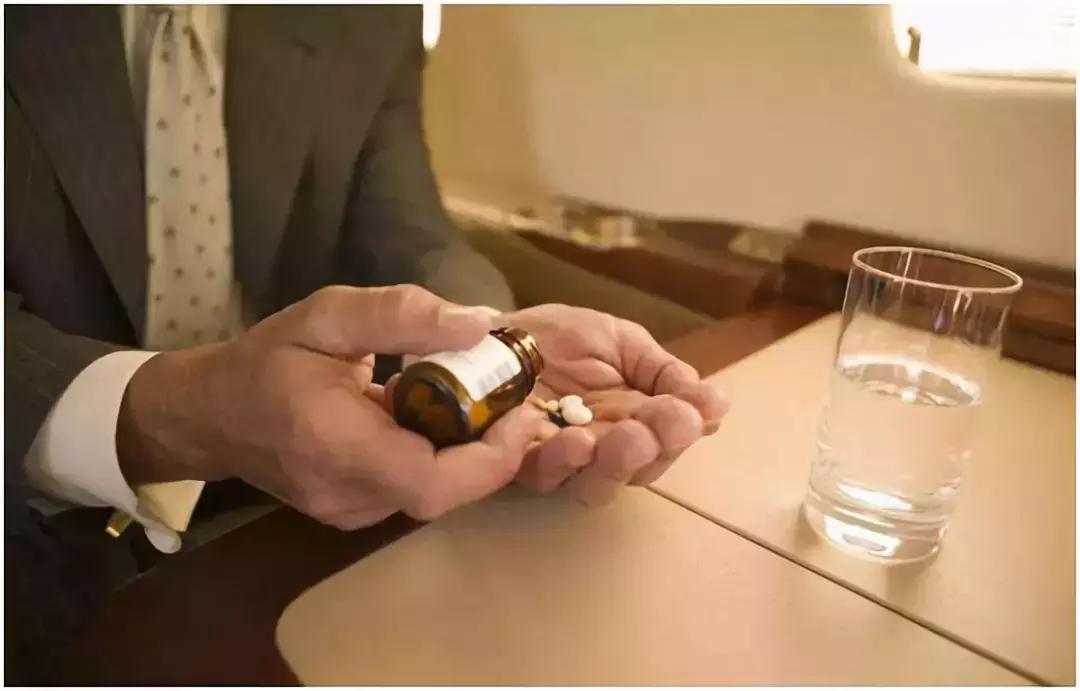 为什么不能用矿泉水吃药,吃药可以用矿泉水喝吗