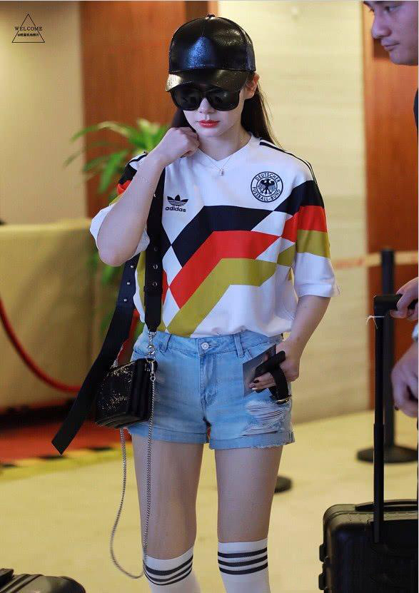 戚薇婴儿肥时期,戚薇足球宝贝