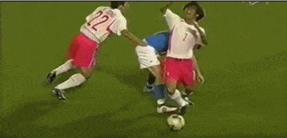 韩国队足球世界杯犯规小合集,02年世界杯韩国队犯规集锦