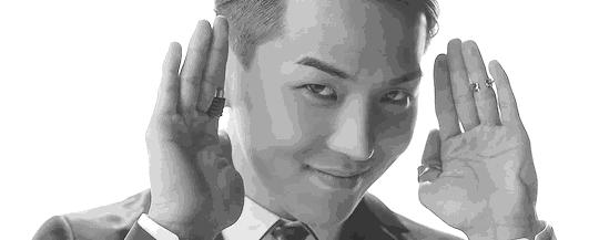 先不粉你了C罗！我被球场上那个化妆纹眉定发型的精致蓝孩吸引了