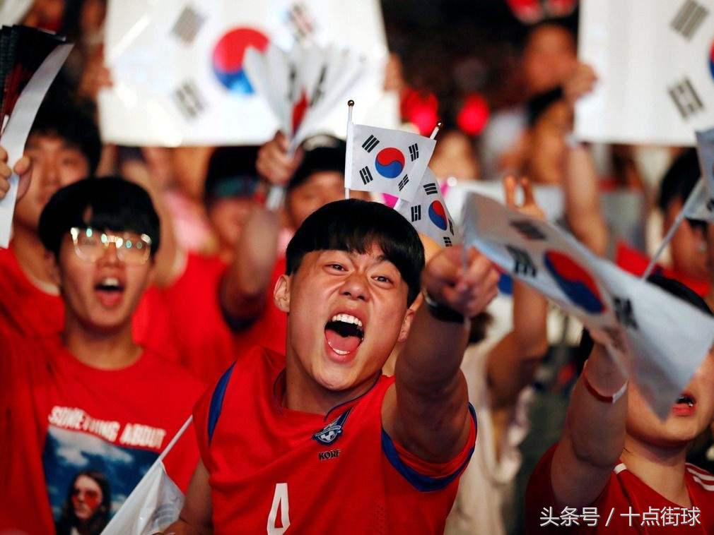 韩国球迷自嘲不忘带上中国男足:踢成这样,还以为是中国队在比赛