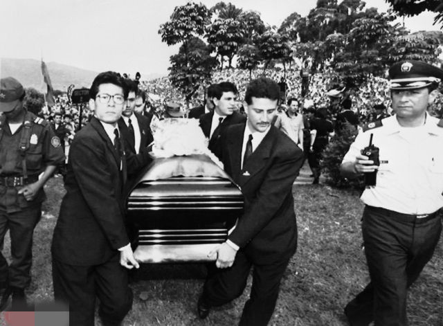 世界杯杀人事件：他踢了一个乌龙球，被射了12枪，总统出席葬礼