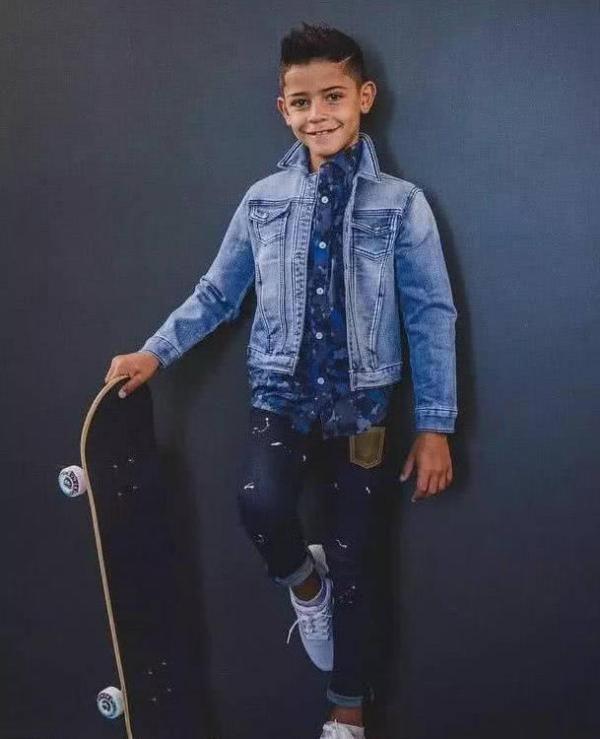 世界杯被萌娃抢镜?美斯C朗儿子一个软萌一个霸道,你喜欢哪一个