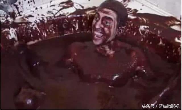 用辣椒酱泡澡24小时,国外小哥用13桶辣椒酱泡澡