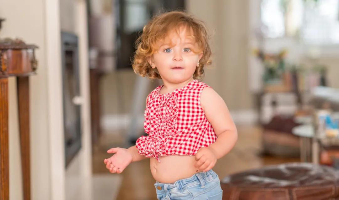 新生宝宝屁股上方有个眼怎么清洗,婴儿耳朵黄色分泌物该怎么清理