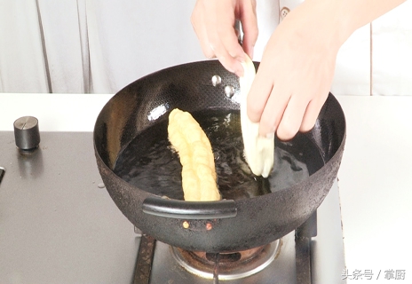 自制放心的油条配方跟着做零失误,最简易的油条配方和做法