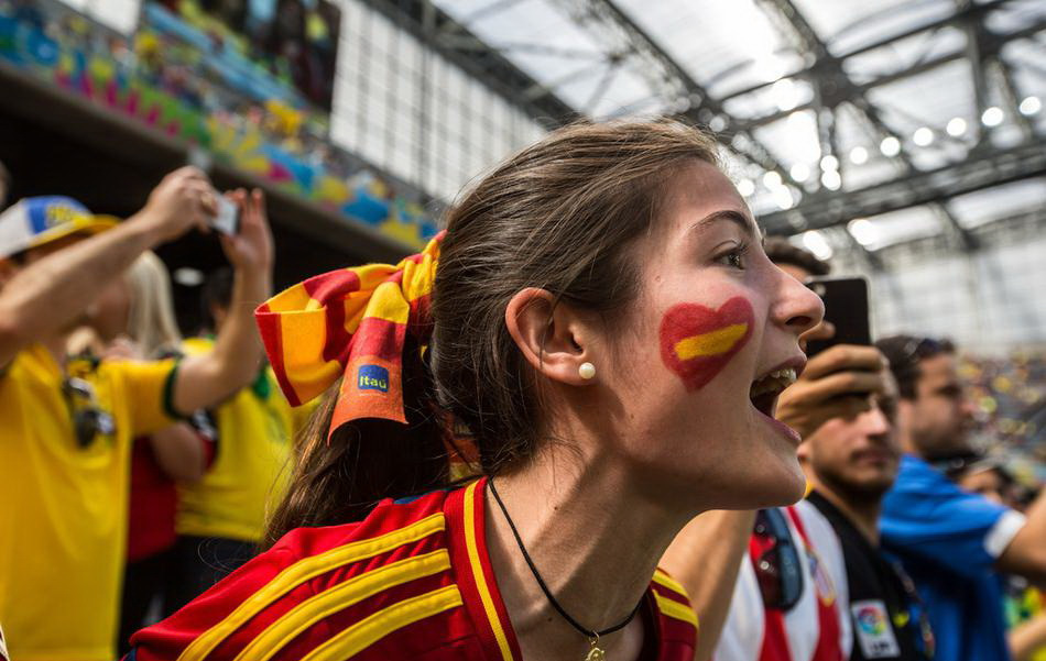 篮球场看台上的吸睛美女,中超看台美女球迷吸睛