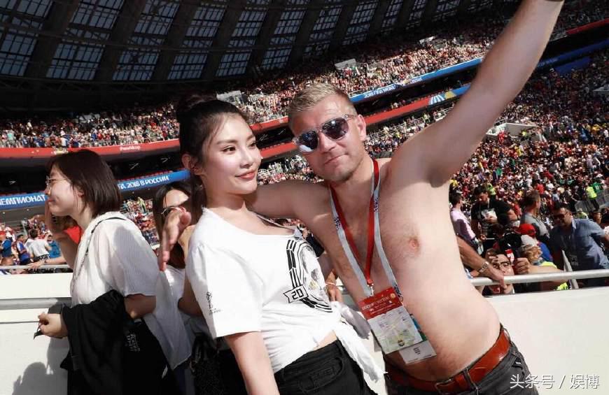 徐冬冬低胸装观赛遭球迷生扑，并委屈合影，谁注意到了球迷的表情