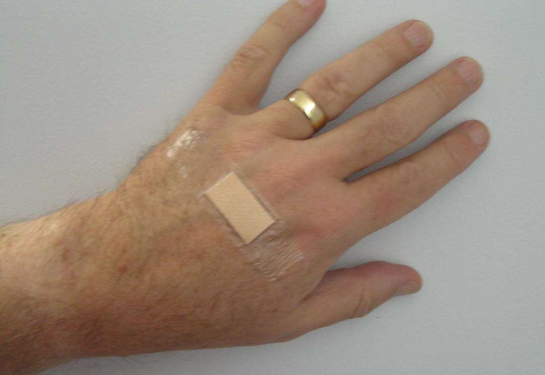 一男子小伤口烂成了“无底洞”！只因用错了这种东西……