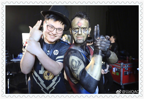 刻苦训练袜子三天没洗可以站起来,Uzi与女友奥咪咪对话引起不适