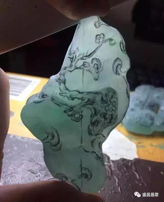 栩栩如生的翡翠原石居然被当做花盆底座